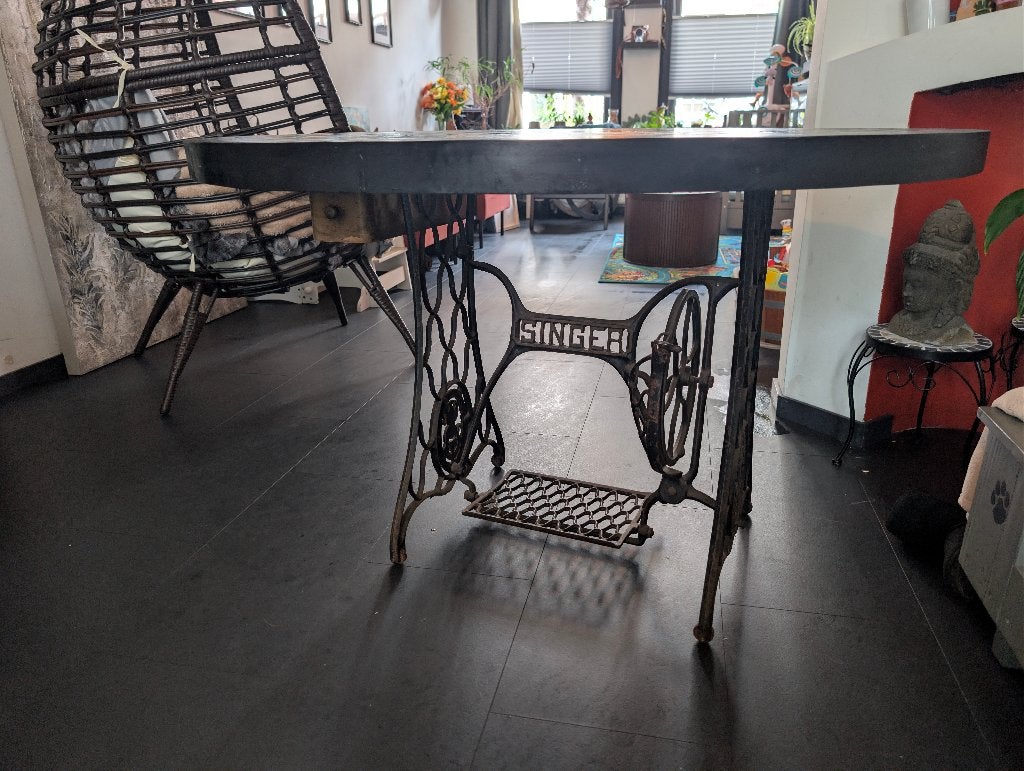 Unieke ronde eettafel met Singer naaimachine-onderstel, Ophalen, Gebruikt, Rond, Vier personen