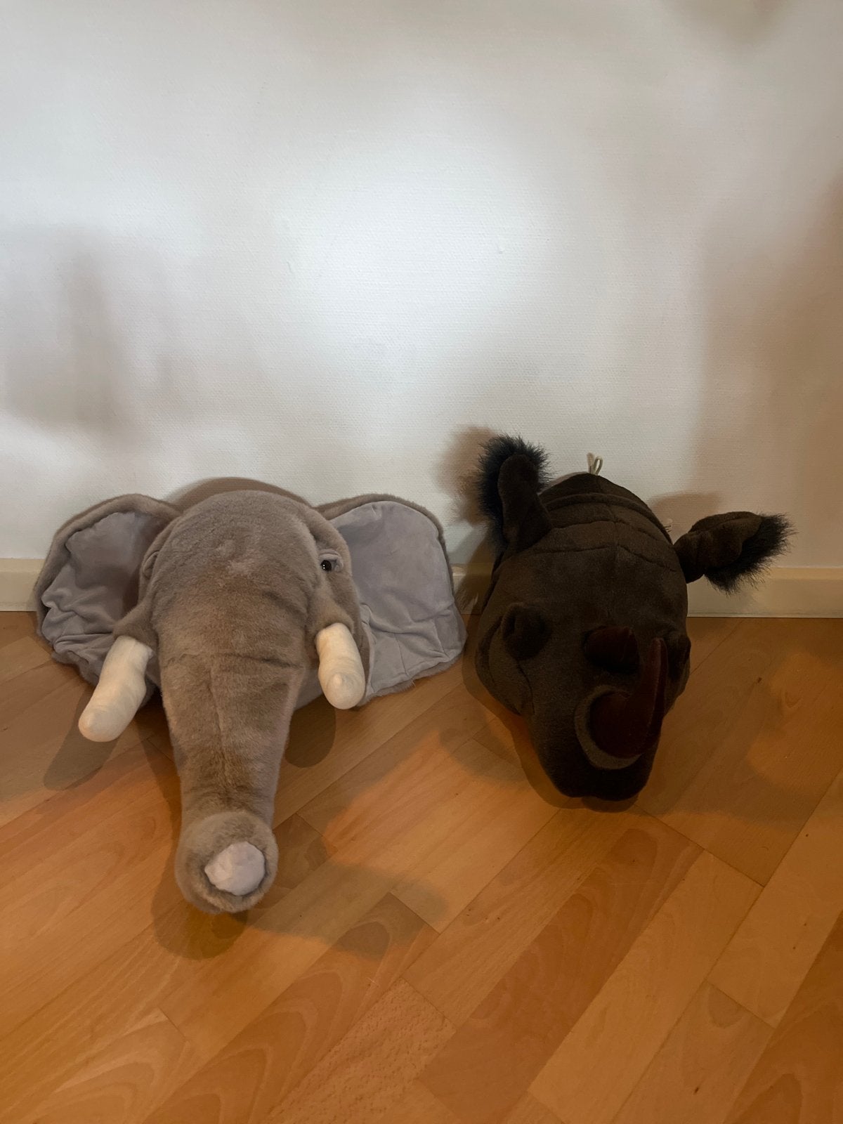 Dierenkoppen voor aan de muur - Olifant en Neushoorn, Ophalen of Verzenden, Zo goed als nieuw, Wild dier, Gewei of Kop