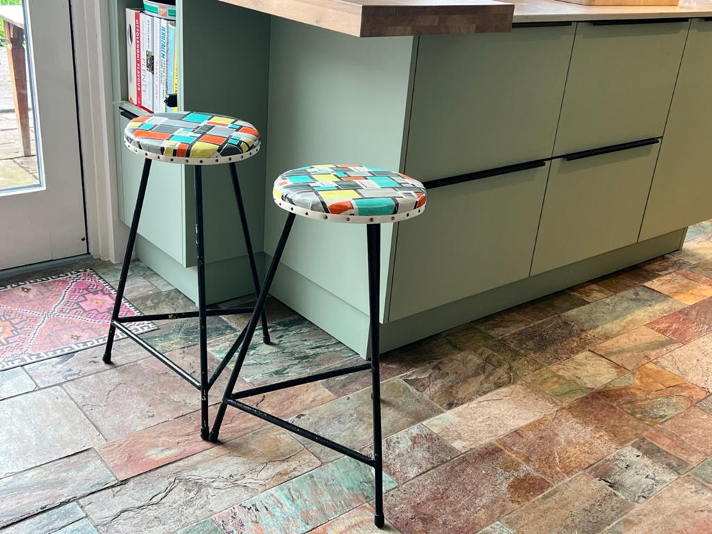 Vintage Barkrukken Jaren '60 met Stalen Frame (2 stuks), Ophalen, Gebruikt, Met voetsteun, 60 tot 90 cm