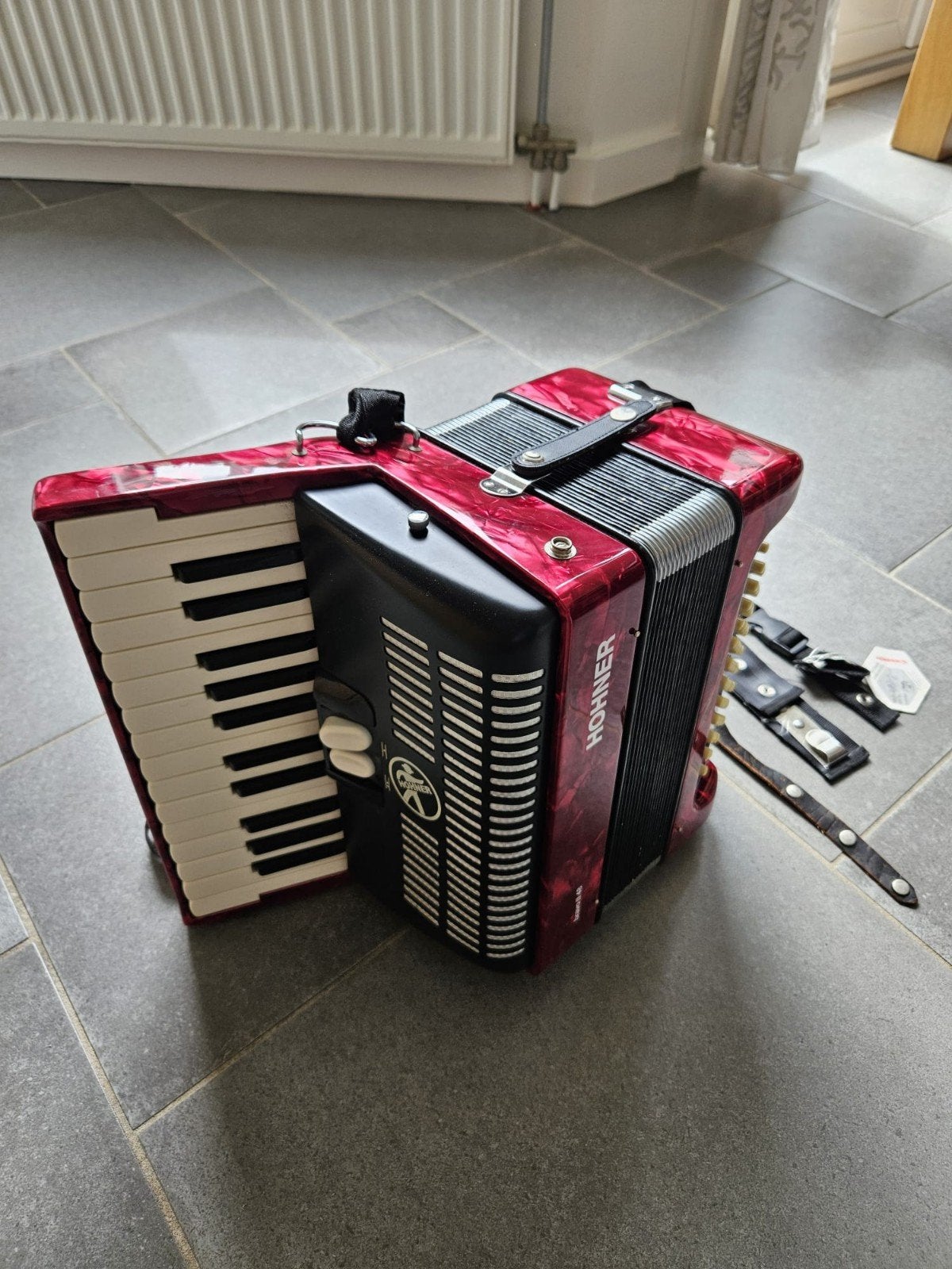 Hohner Bravo II 48 Accordeon rood - Ideaal voor beginners, Muziek en Instrumenten, Accordeons, Ophalen, Gebruikt, 48-bas, Hohner