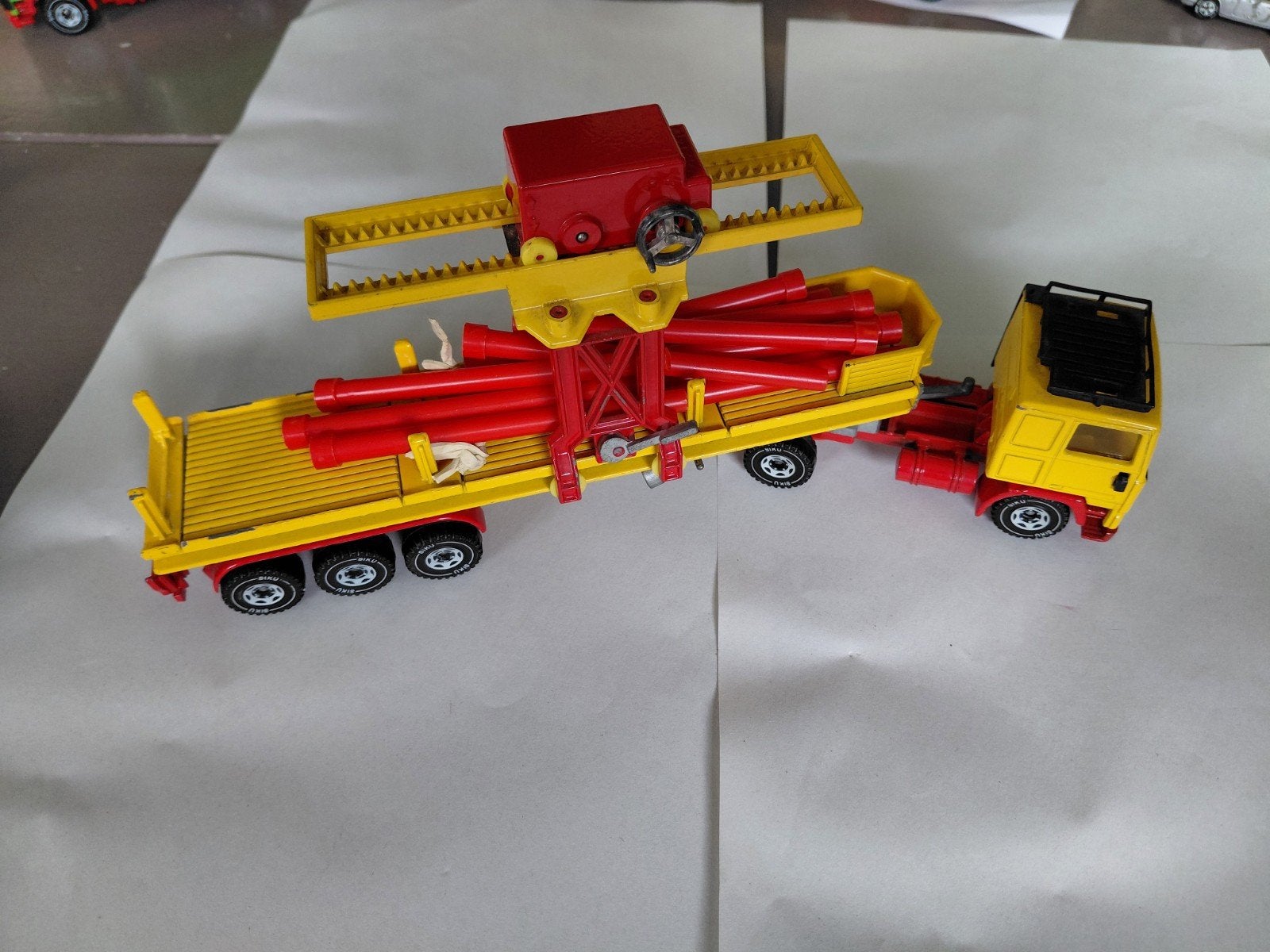 Siku F10 Vrachtwagen met kraan en buizen, Ophalen of Verzenden, Gebruikt