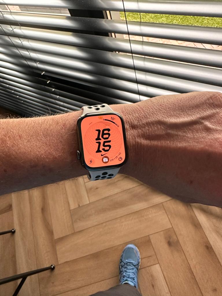 Apple serie 8 , nike saffierglas, 45 mm , simkaart, Ophalen of Verzenden, Gebruikt, Zwart, IOS