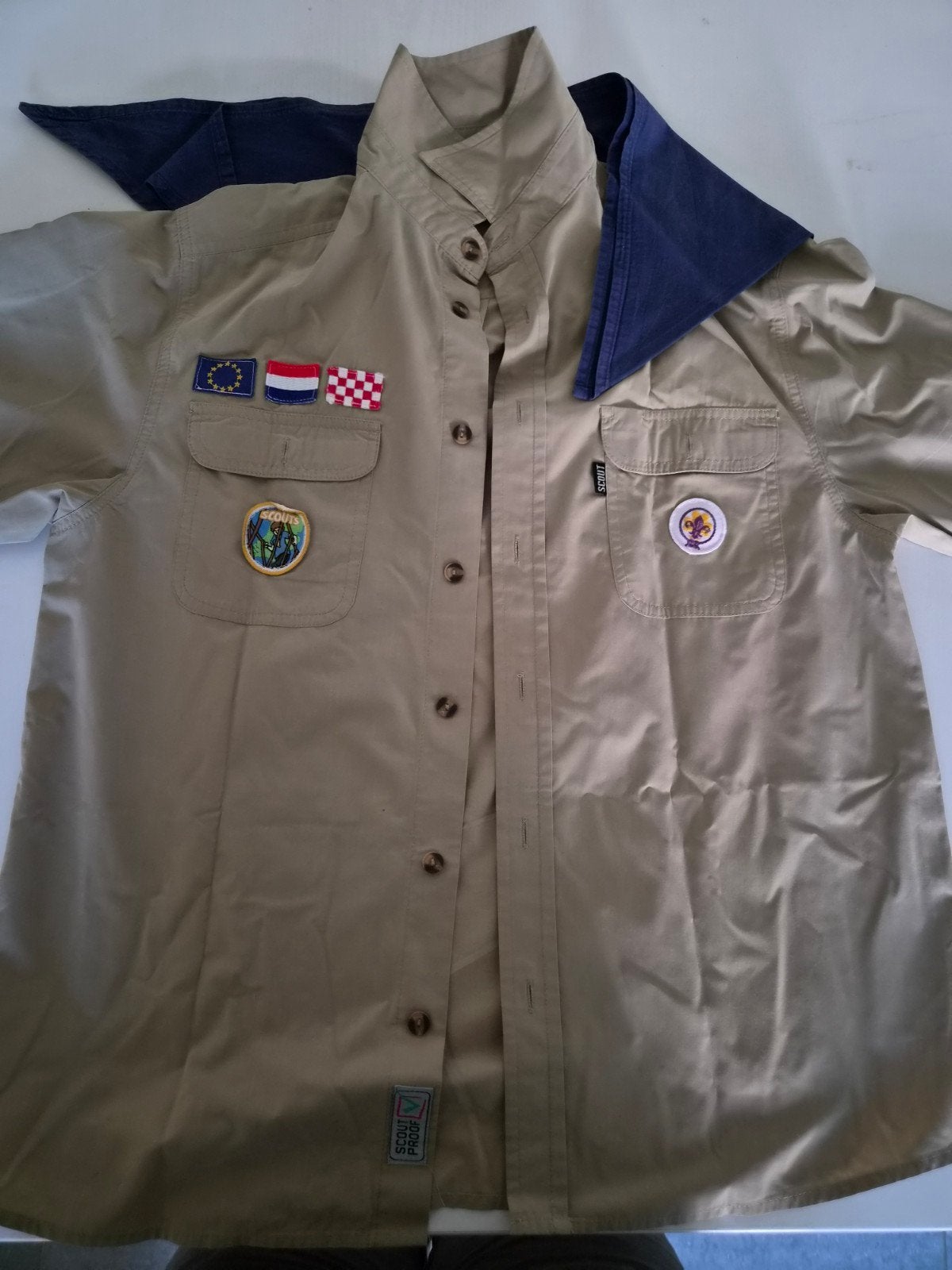 Scouting uniform blouse mt 164 met insignes en das, Verzamelen, Scouting, Ophalen of Verzenden, Gebruikt, Kleding