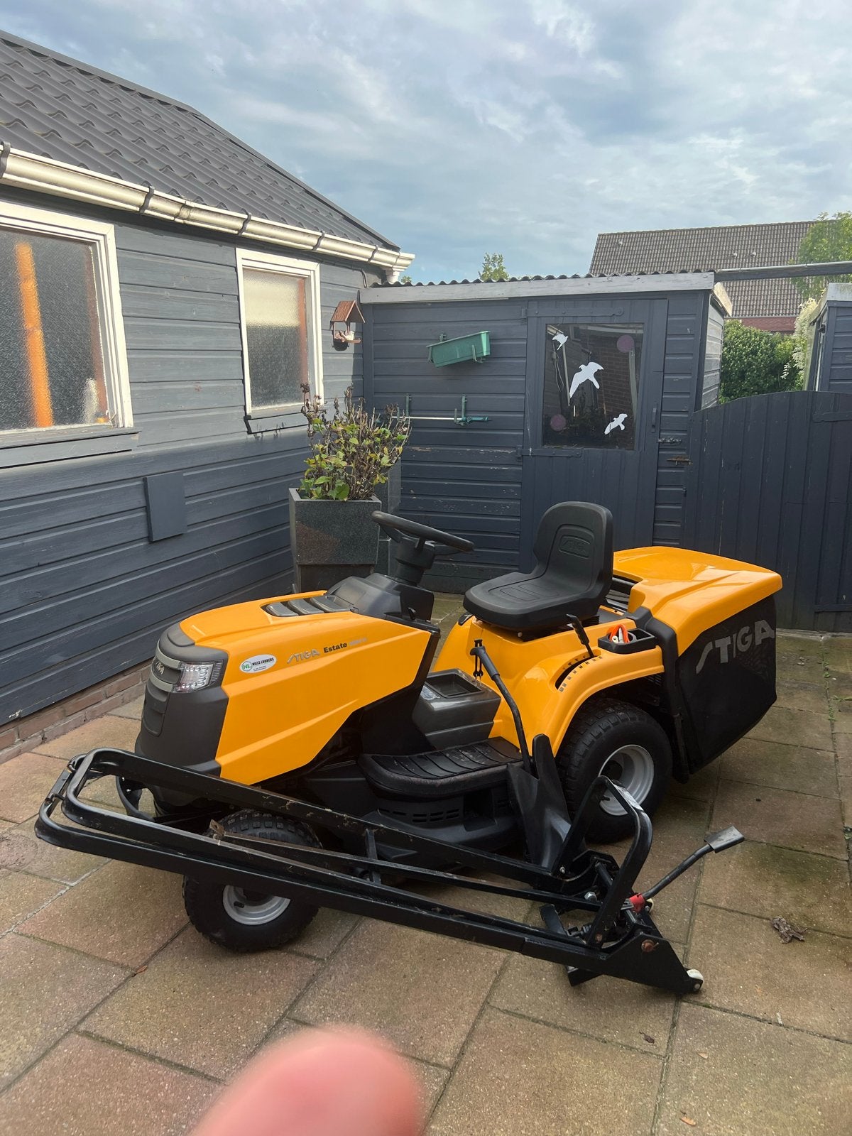 Stiga Estate zitmaaier met trekkerlift