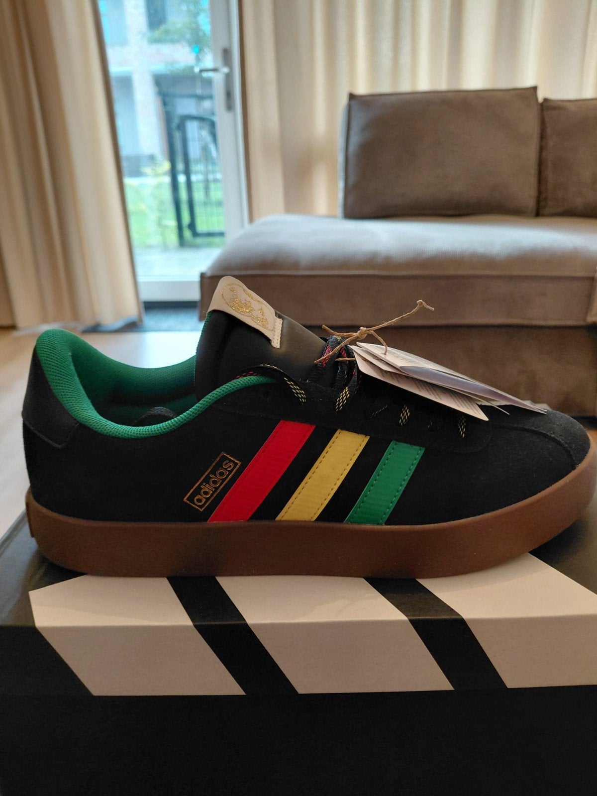 Adidas  v l court Rasta sneakers maat 43 1/3 - Nieuw, Ophalen of Verzenden, Nieuw