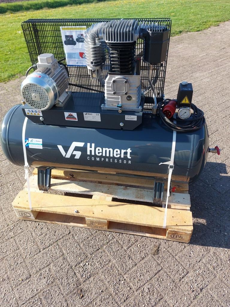 Compressor merk  Van Hemert hst 600_ 200, Doe-het-zelf en Verbouw, Compressors, 100 liter of meer, Ophalen of Verzenden