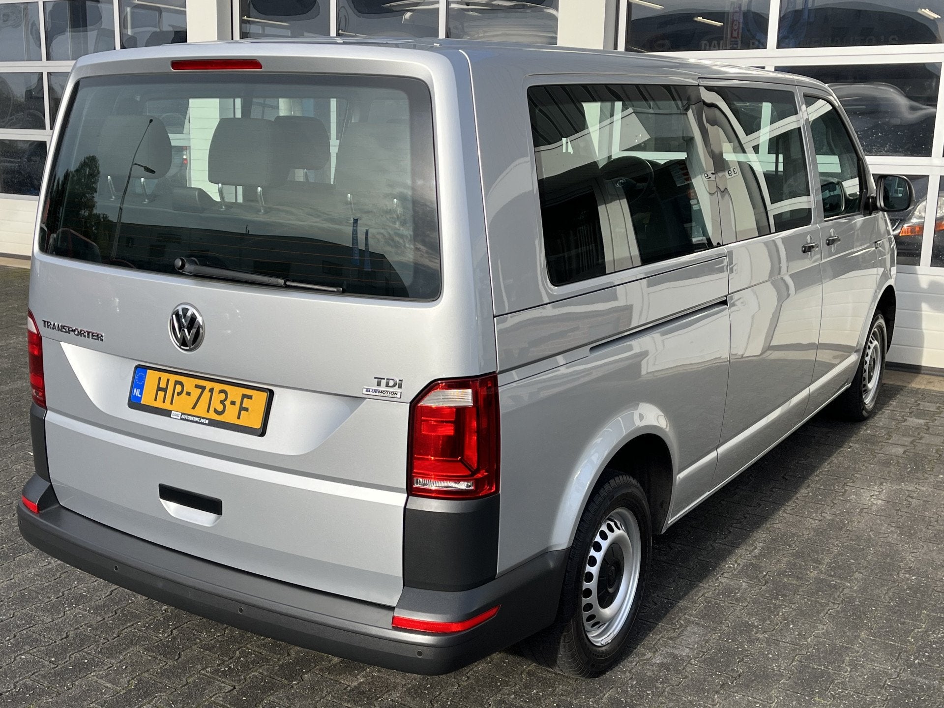 Volkswagen Transporter Kombi 9 Persoons 2.0 TDI L2H1 Incl BT, Auto's, Voorwielaandrijving, Stof, Gebruikt, 255 €/maand