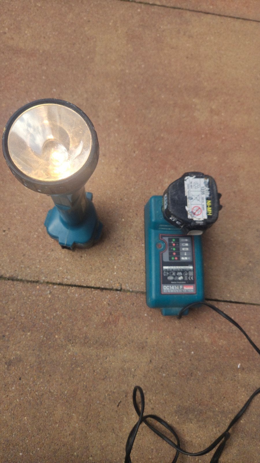 Makita zaklampen en oplader met accu, Ophalen