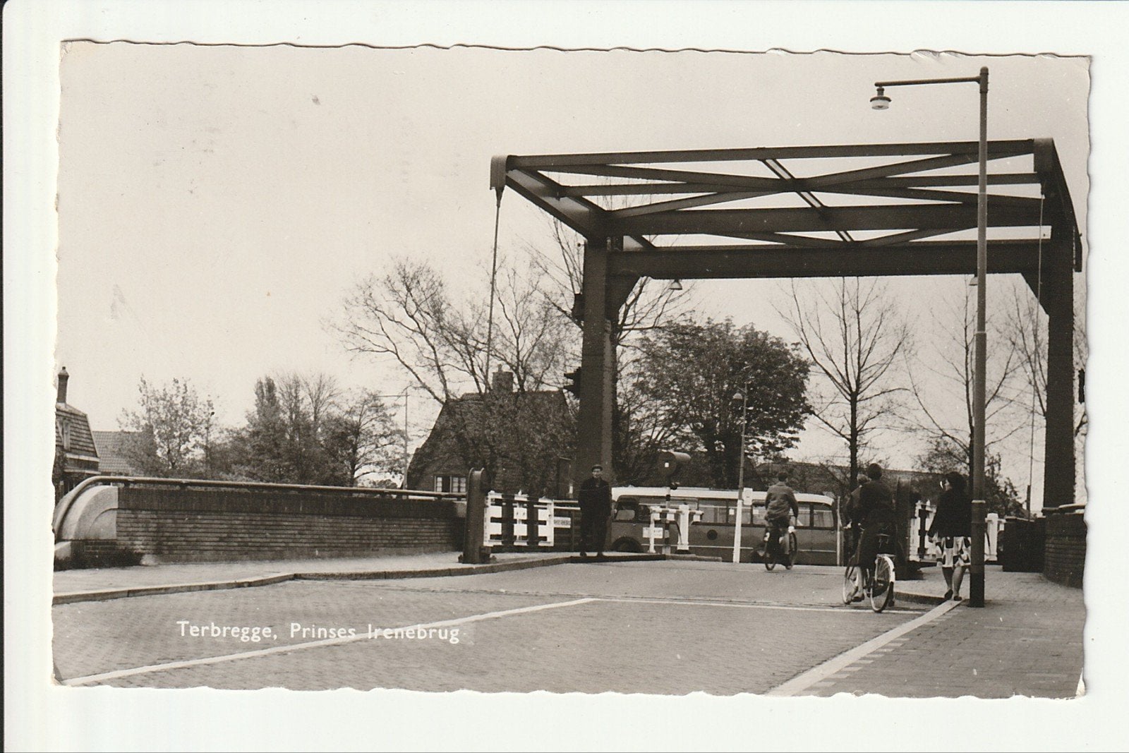 TERBREGGE PRINSES IRENEBRUG FIETSERS SAURER HAINJE STADSBUS, Ophalen of Verzenden, 1940 tot 1960, Gelopen, Zuid-Holland