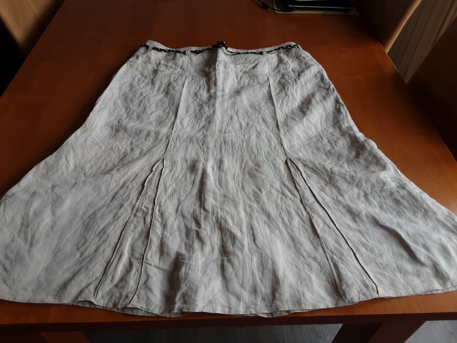 Mooie, beige damesrok maat 44 merk Frank Walder., Kleding | Dames, Rokken, Zo goed als nieuw, Maat 42/44 (L), Beige, Onder de knie