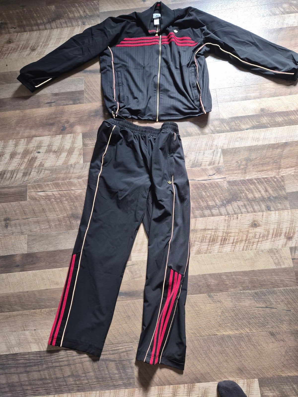 Adidas trainingspak zwart met rode strepen - Maat M, Kleding | Heren, Maat 48/50 (M), Zwart, Ophalen of Verzenden, Zo goed als nieuw