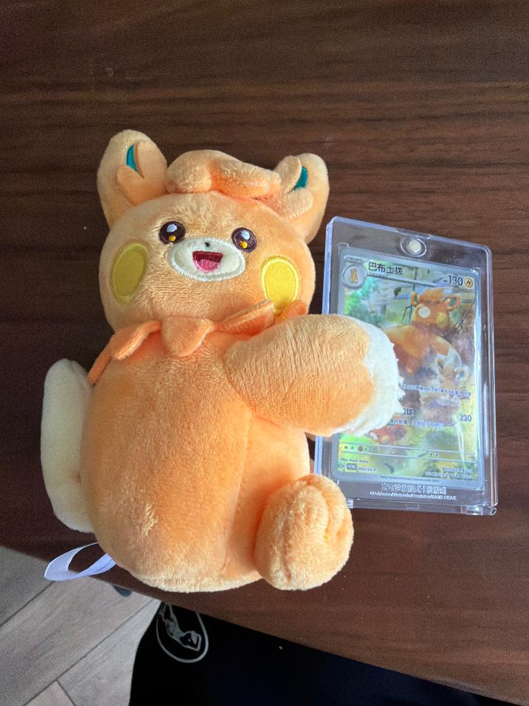 Pawmot Pokemon Chinese exclusive teddy + card, Ophalen of Verzenden, Zo goed als nieuw, Losse kaart, Foil
