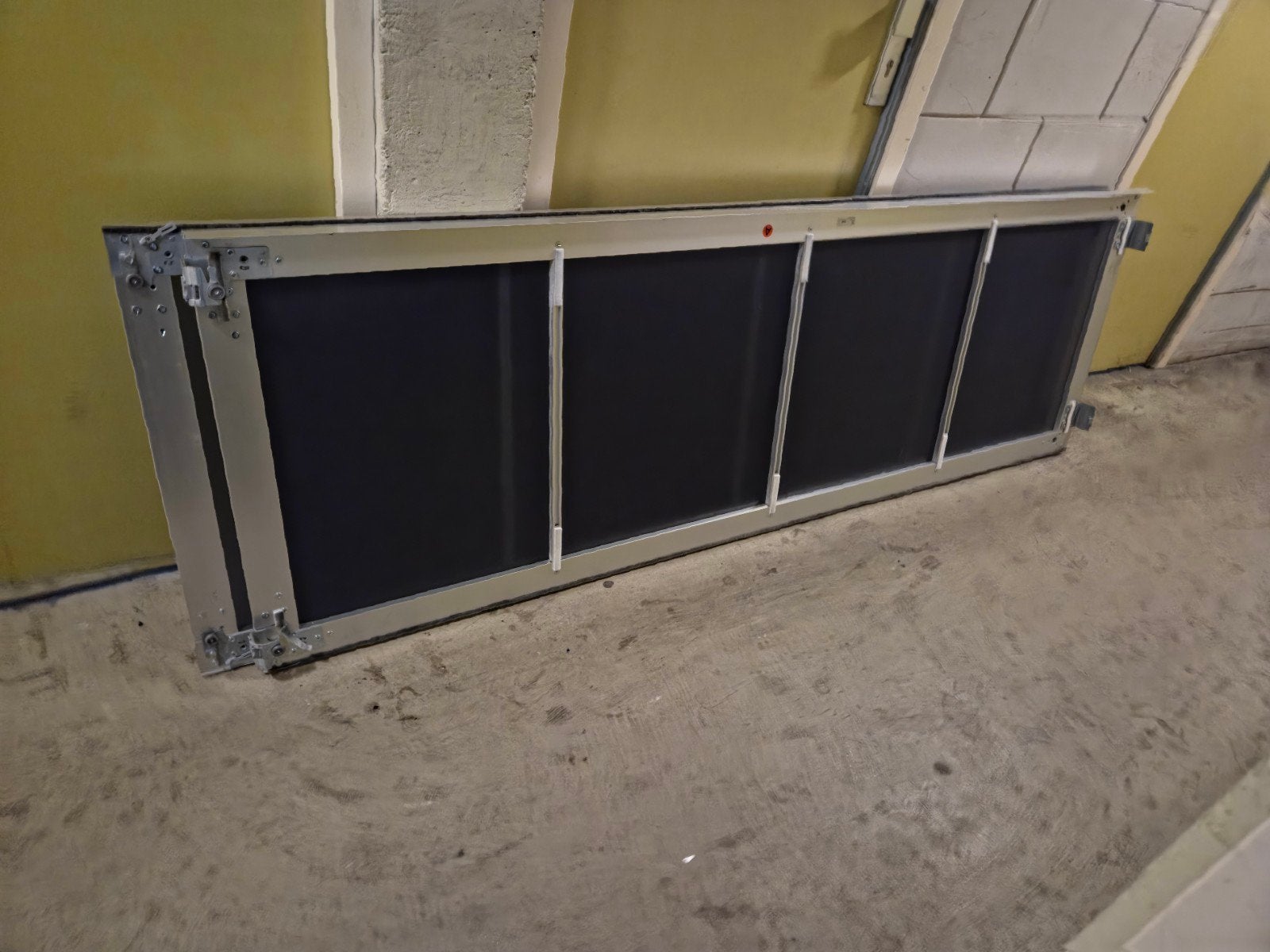 Te koopt  twee schuifdeuren  voor kledingkast, Ophalen, Overige materialen, 225 cm of meer, Schuifpui