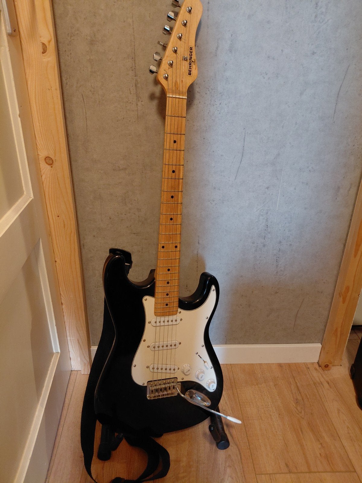 Behringer elektrische gitaar  met versterker en accessoire, Gebruikt, Met versterker, Solid body, Ophalen