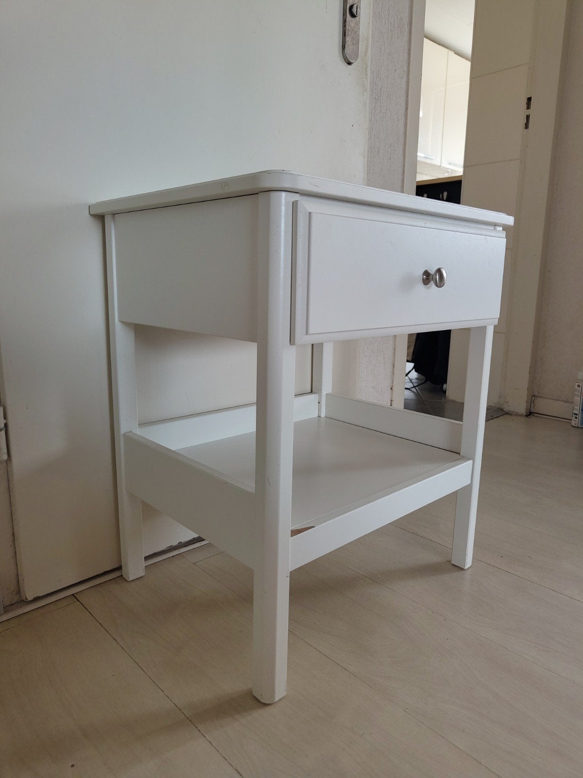Nette witte nachtkastje met lade en plank, Ophalen, Hout, 45 tot 65 cm, 55 tot 70 cm