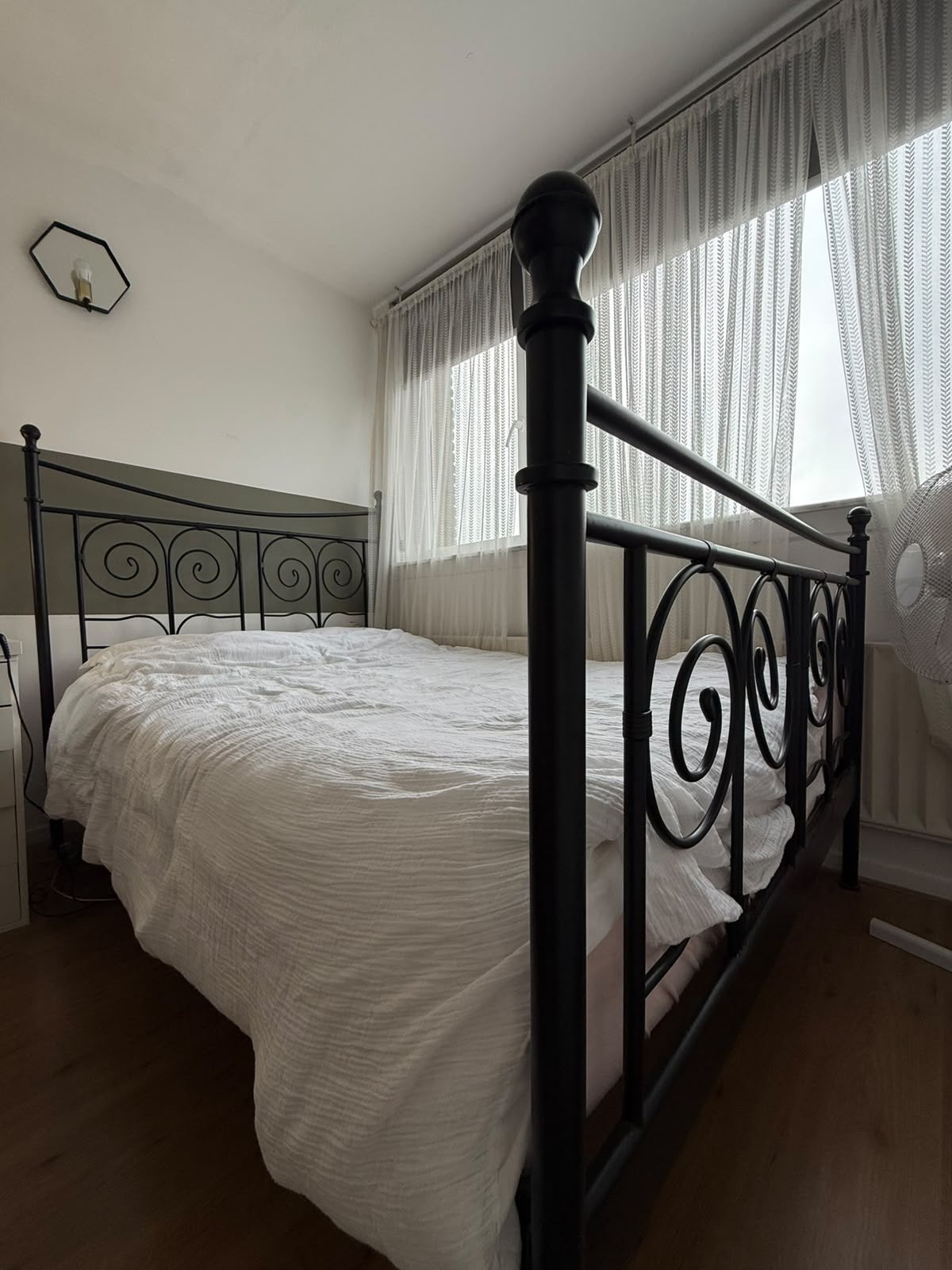 Zwart metalen bedframe met lattenbodem en matras, Huis en Inrichting, Ophalen, Gebruikt, Zwart, Tweepersoons
