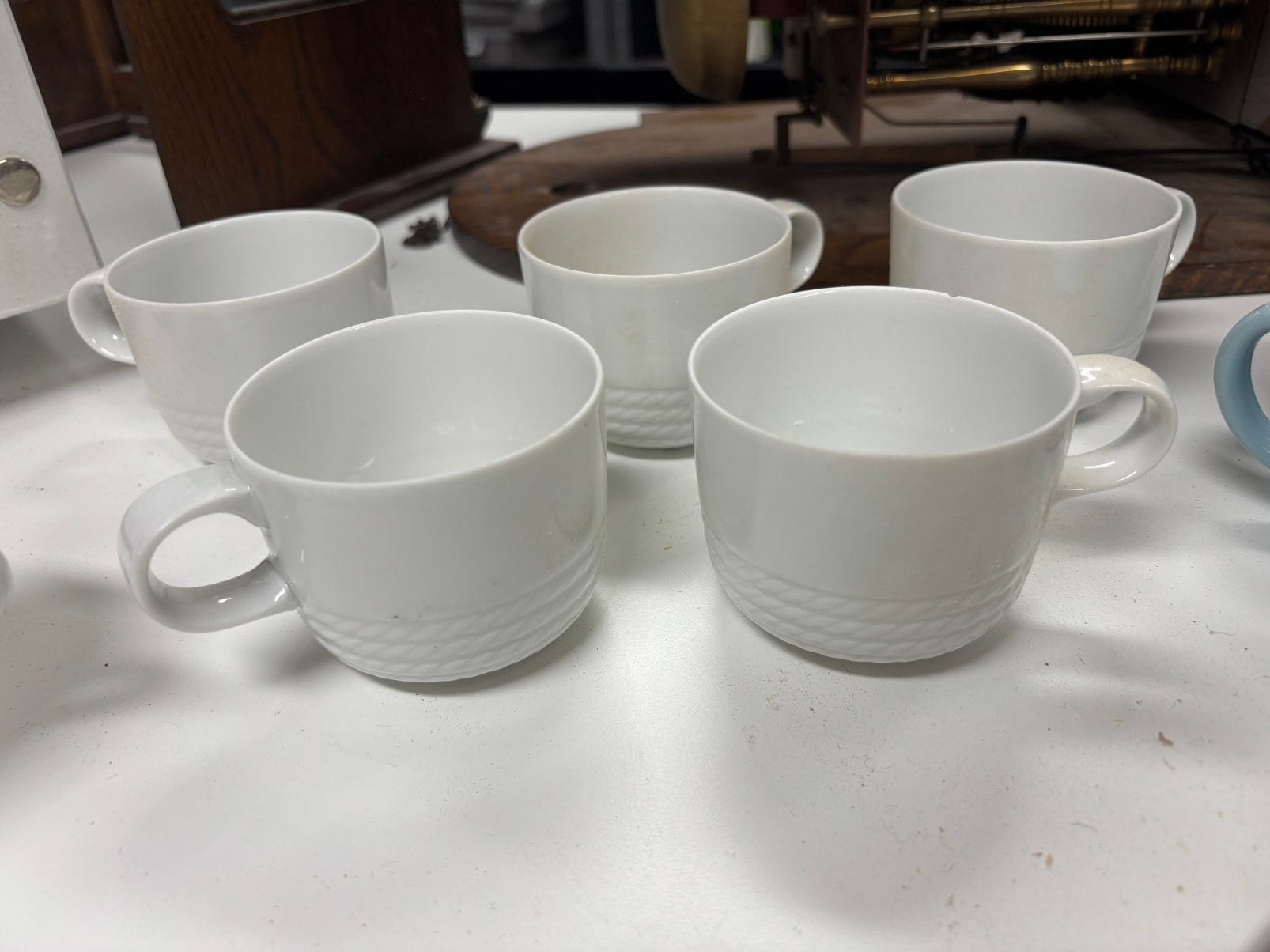 Set van 5 witte kopjes met gevlochten reliëf, Ophalen, Keramiek, Zo goed als nieuw, Effen