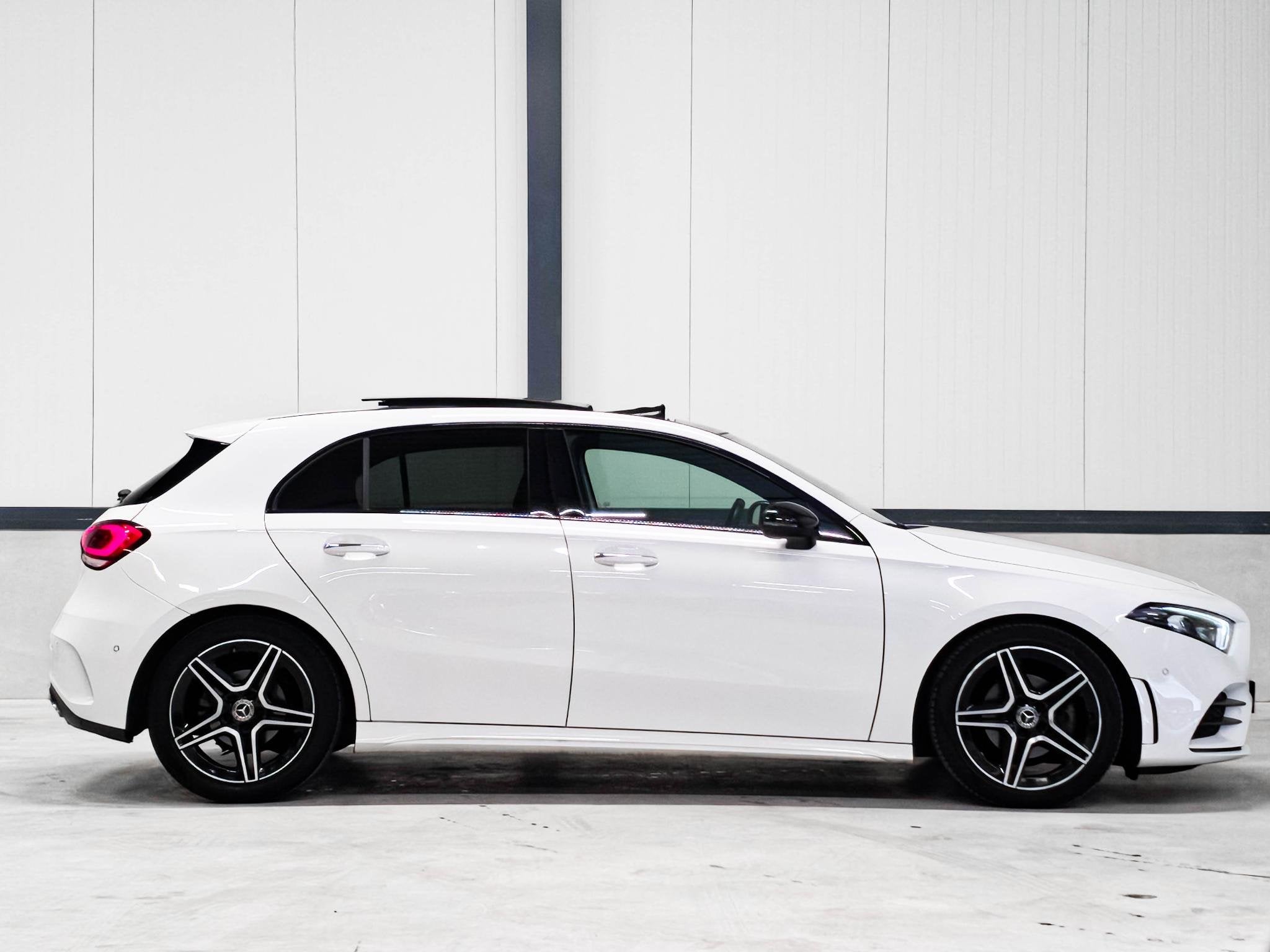Foto 13 van Mercedes-Benz A-klasse 180 AMG | Burmester | Panoramadak | M