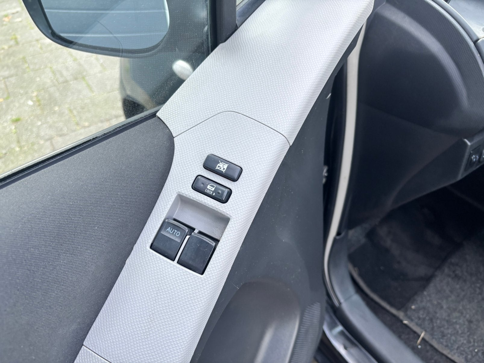 Foto 8 van Toyota Yaris 1.0 12V Vvt-i 5DR Terra 2008 Zwart