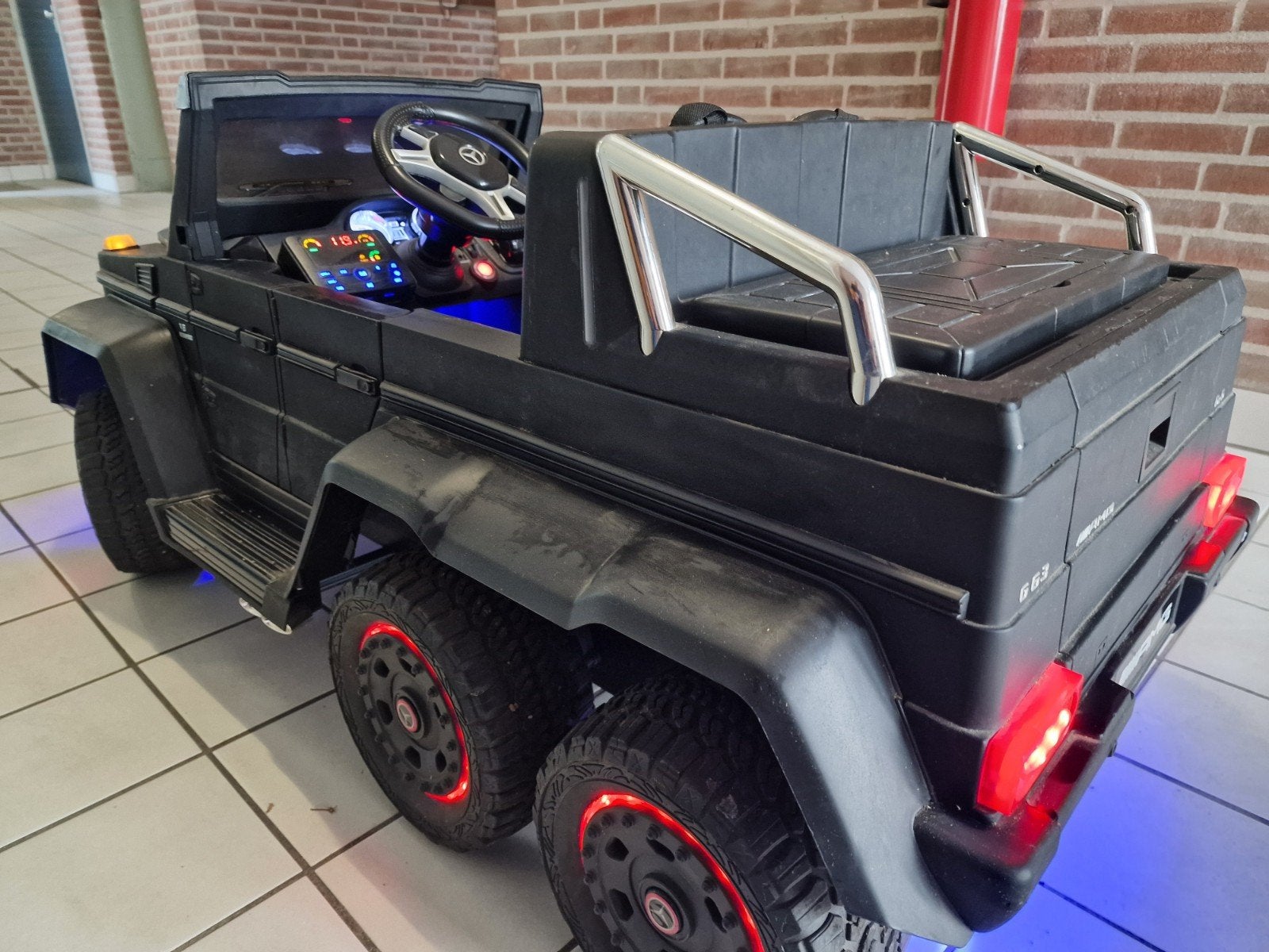 Kinderauto Mercedes G63 AMG 4x4 6 wheels 2 persoons mat zwa, Ophalen, Gebruikt, Afstandsbediening
