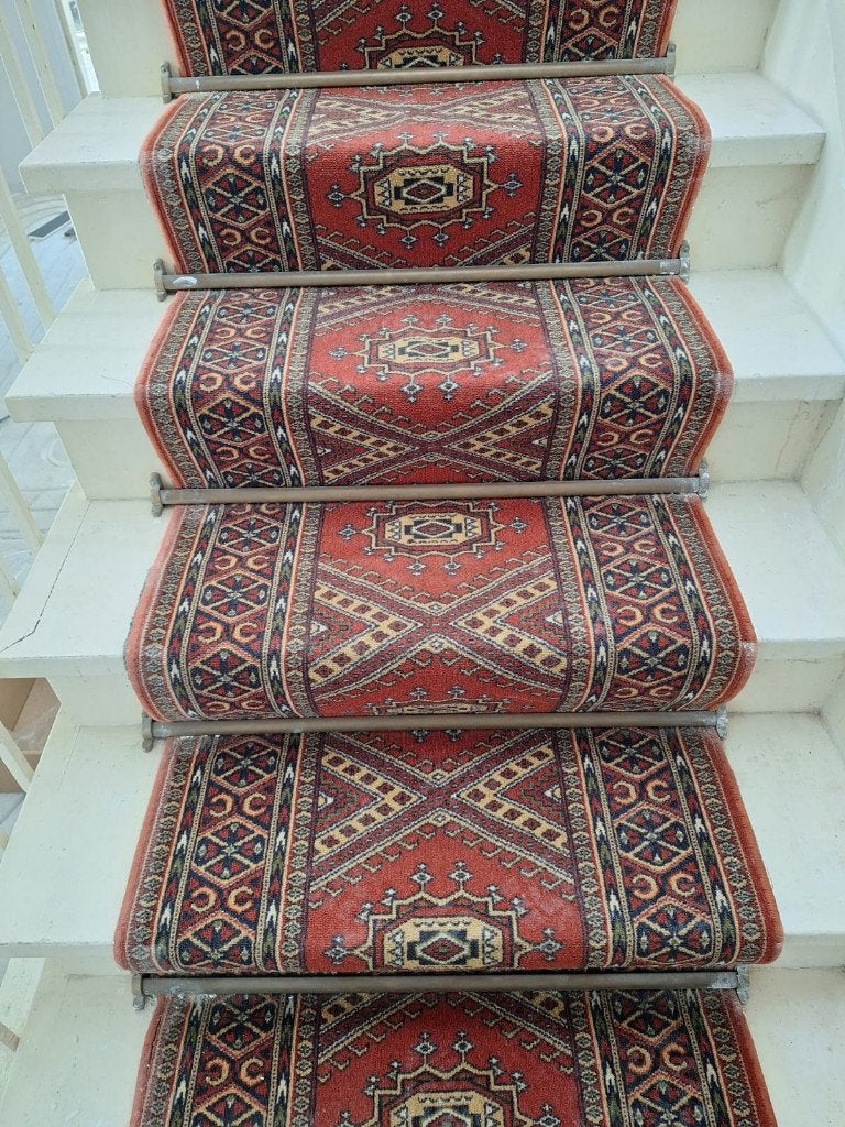 Traploper, rood met klassiek tapijtmotief, Huis en Inrichting, Ophalen, Gebruikt, Zwart, 200 cm of meer