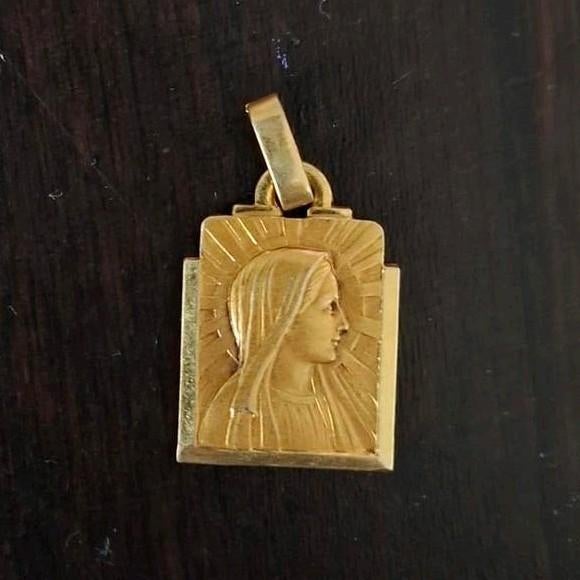Goudkleurige bedel met afbeelding van Maria, Ophalen of Verzenden, Zo goed als nieuw, Overige materialen, Overige merken