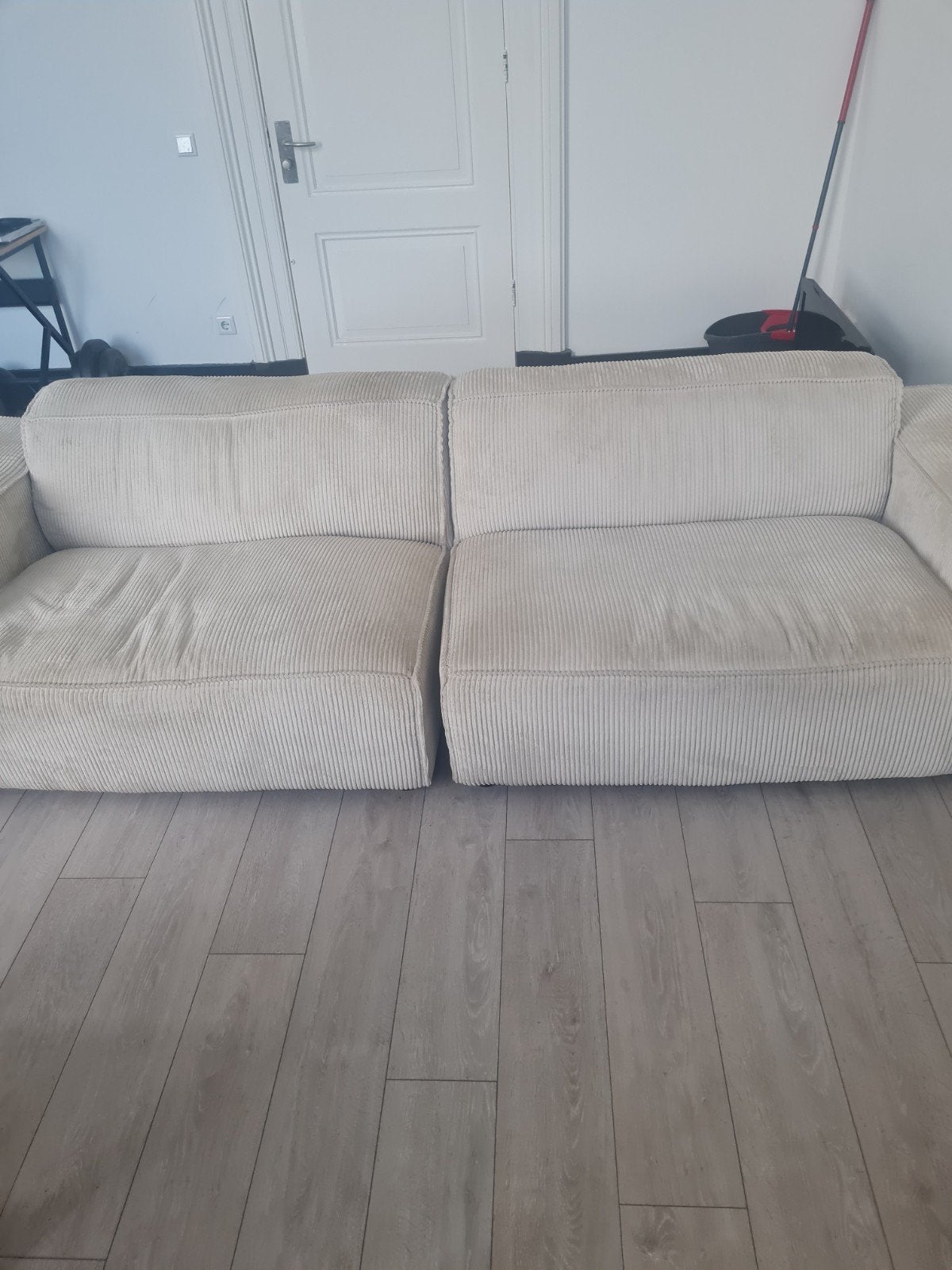 Comfortabele beige ribstof bank - 2-zits, Modern, Comfortabel, Gebruikt, 150 tot 200 cm, Tweepersoons