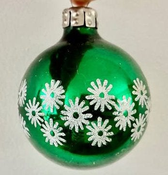 Oude glazen kerstbal groen witte bloemen DDR/GDR stijl 60/70, Ophalen of Verzenden, Gebruikt