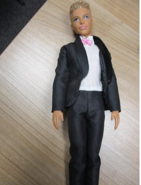 2009 BARBIE/KEN MATTEL Made in INDONESIA met kleding, Verzenden, Zo goed als nieuw, Fashion Doll