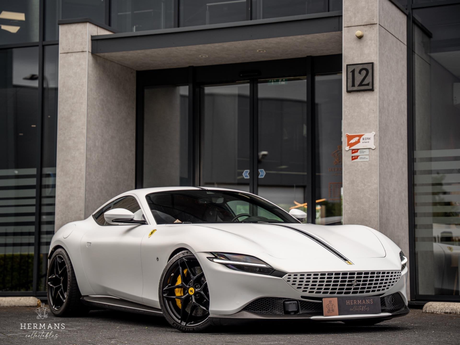 Ferrari Roma 3.9 V8 HELE / Warranty / Carbon exterior / ADAS, Auto's, Dealer onderhouden, Achterwielaandrijving, Gebruikt, 4 stoelen