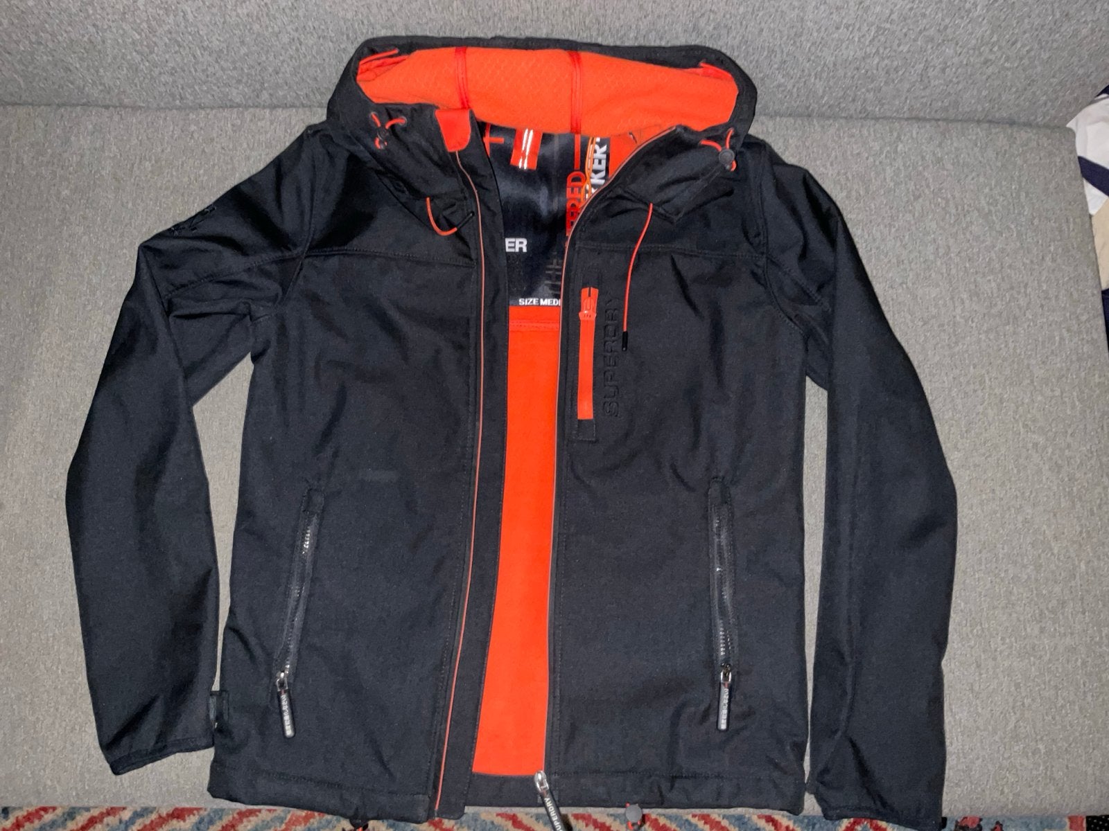 Superdry tussenjas zwart met oranje voering - Maat M, Ophalen of Verzenden, Zo goed als nieuw, Maat 48/50 (M), Zwart