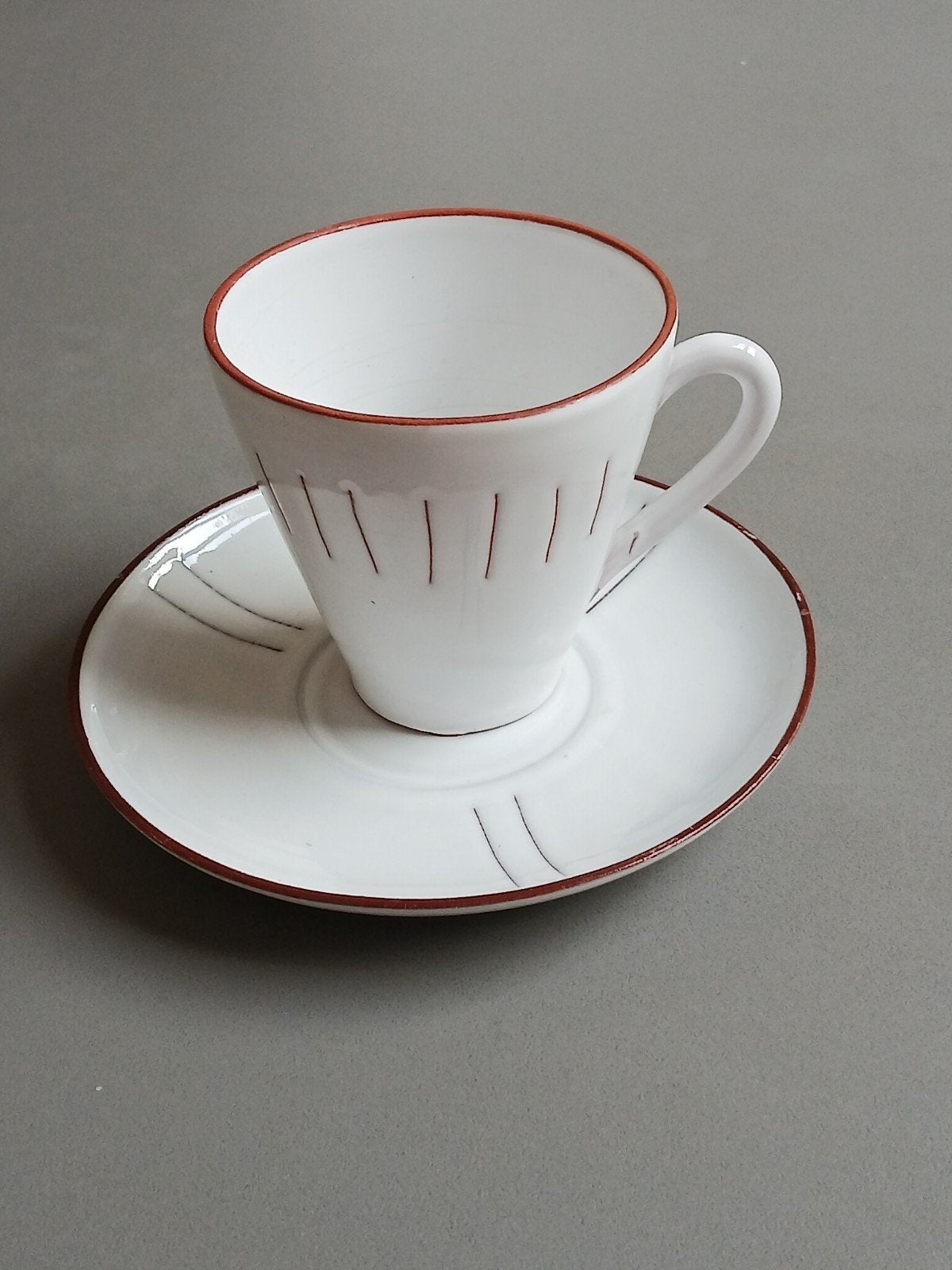 Kop en schotel - rood aardewerk met wit glazuur. Vintage., Ophalen of Verzenden