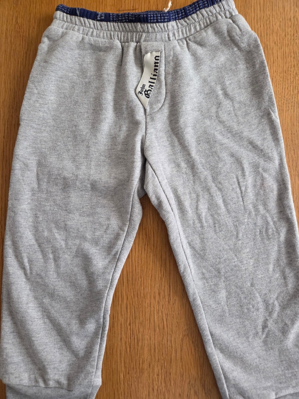 John Galliano joggingbroekje maat 98 (36 mnd), Broek, John Galliano, Ophalen of Verzenden, Zo goed als nieuw