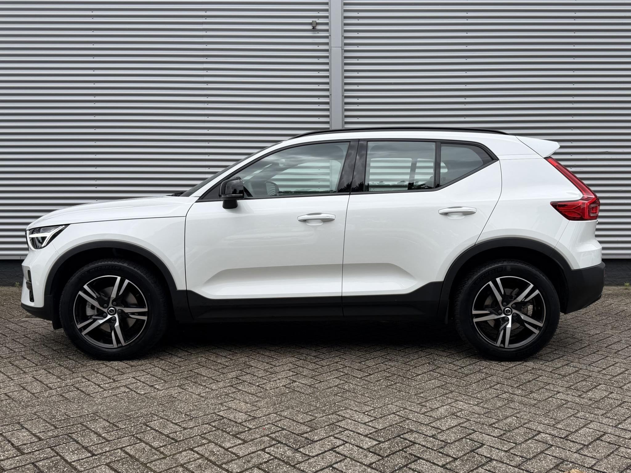 Volvo XC40 2.0 B4 Plus Dark | Trekhaak | Stoelverwarming | M, Gebruikt, Euro 6, 4 cilinders, Leder en Stof