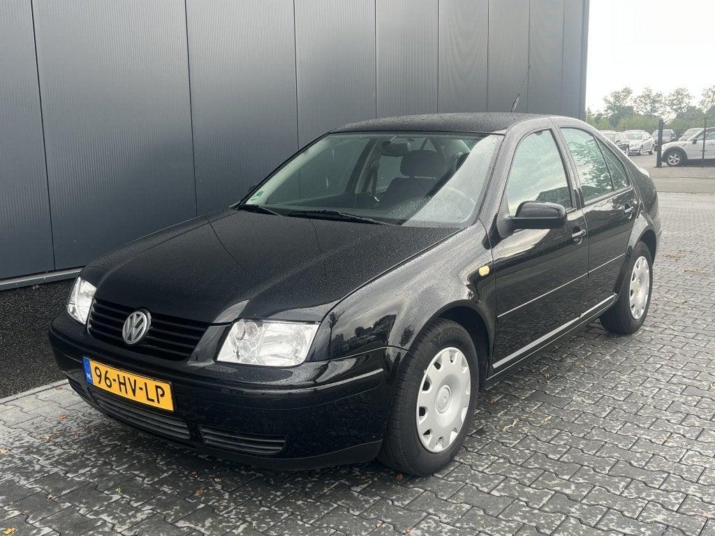 Volkswagen Bora 1.6 Highline 2002 Zwart Trekhaak Clima, Gebruikt, Bora, 4 cilinders, 1137 kg