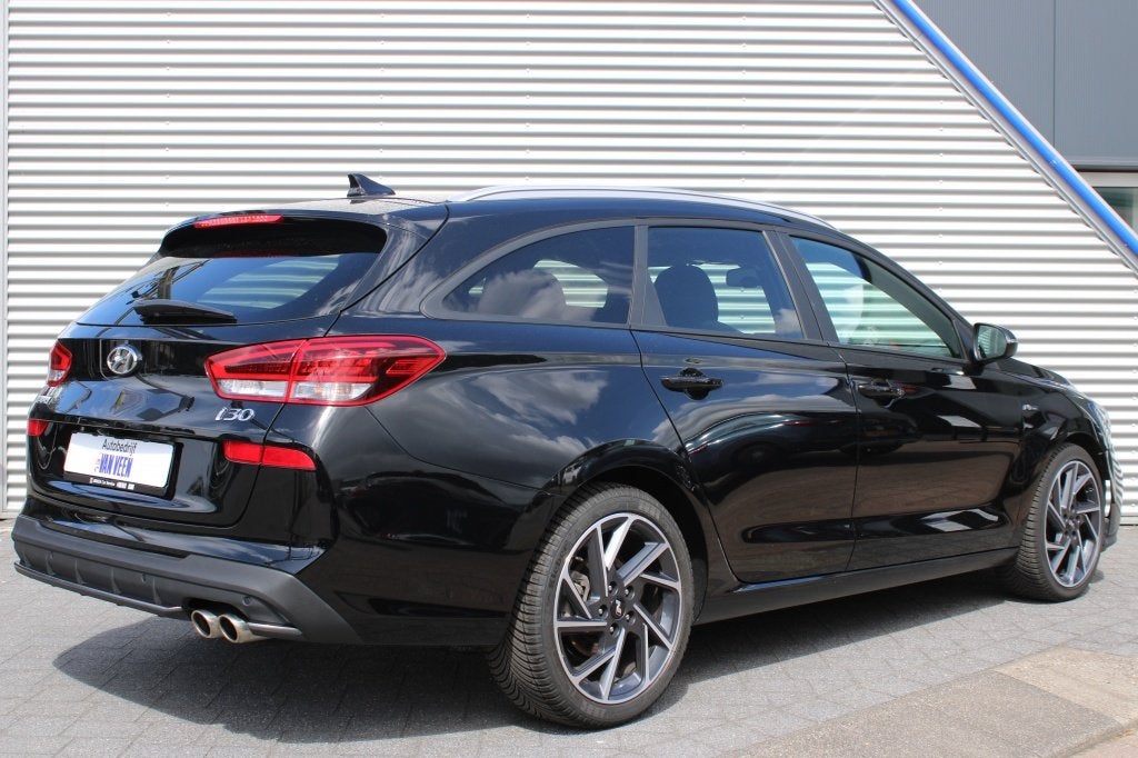 Hyundai i30 Wagon 1.5 T-GDi MHEV N-Line Sky Automaat | Pano, Dealer onderhouden, Gebruikt, Zwart, 4 cilinders