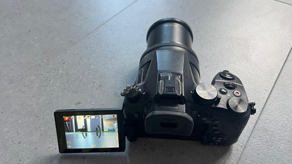 Panasonic Lumix FZ2000 - Incl. Lader, Audio, Tv en Foto, Fotocamera's Digitaal, 20 Megapixel, Compact, Ophalen of Verzenden, Zo goed als nieuw