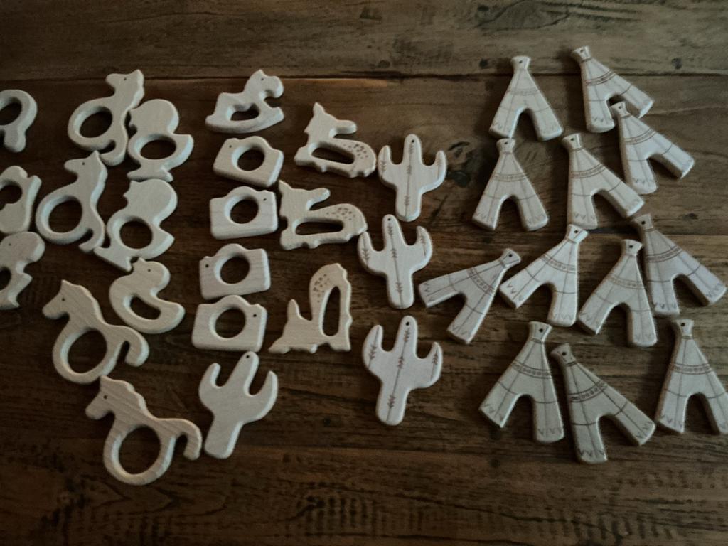 34 Houten figuren voor speenkoorden en bijtringen, Ophalen of Verzenden, Zo goed als nieuw, Hout, Knutselmateriaal