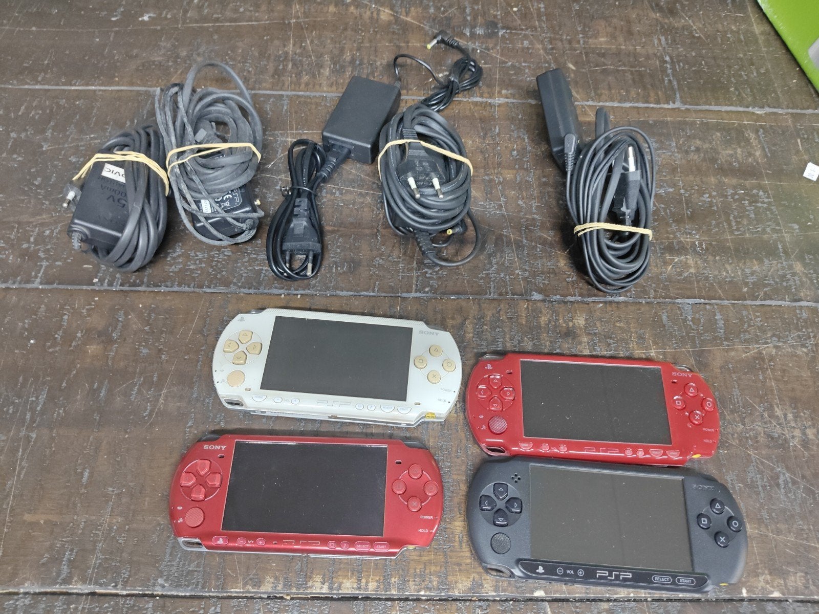 4x PSP (street, radiant red, white, rood), Spelcomputers en Games, Gebruikt, Overige modellen, Overige kleuren, Support@sony.com