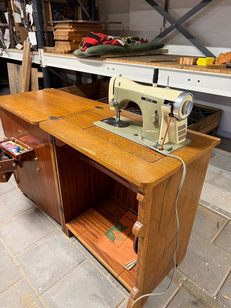 Vintage naaimachine meubel necchi, Antiek en Kunst, Ophalen of Verzenden