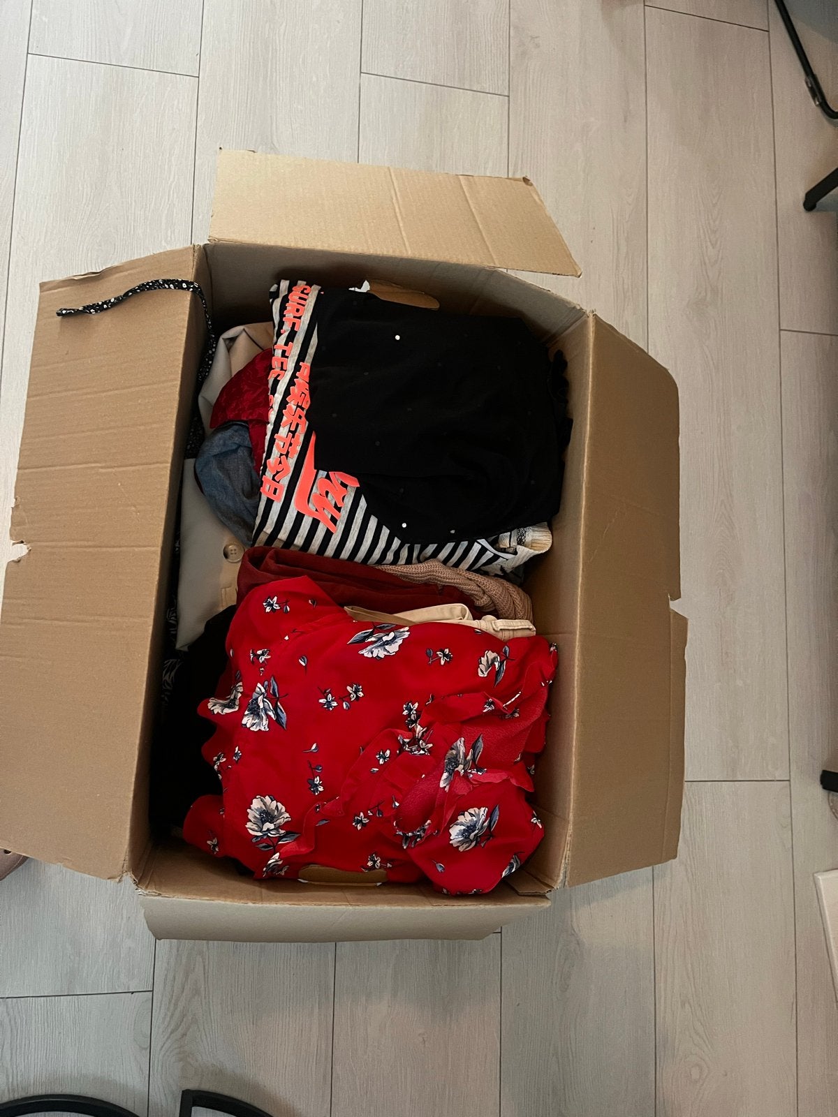 3 Grote kledingboxen met diverse dameskleding maat M-L, Ophalen, Gedragen
