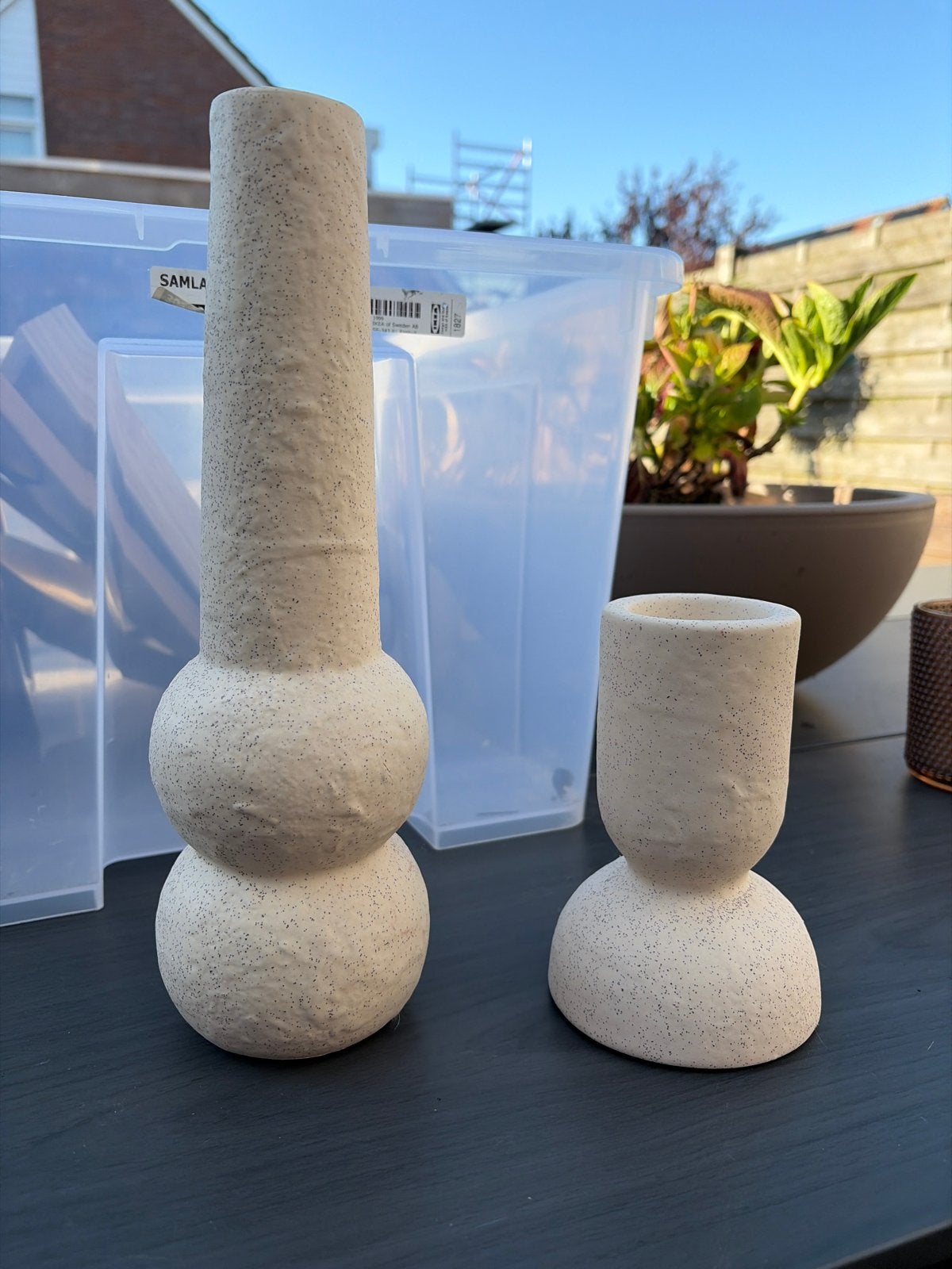 Set van 2 decoratieve vazen - Crème met spikkels, Beige, Ophalen of Verzenden, Zo goed als nieuw, Steen/keramiek