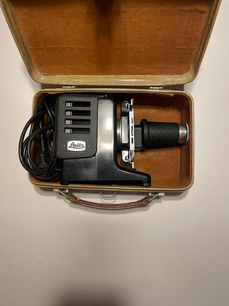Vintage Leitz Prado Diaprojector met koffer, Ophalen of Verzenden, Zo goed als nieuw, Met scherm