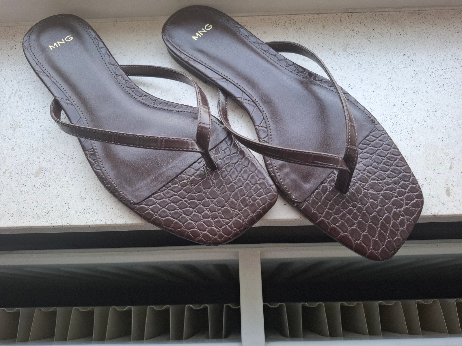 MANGO Nieuwe bruine leren slippers Kroco print maat 38, Slippers, Mango, Bruin, Verzenden