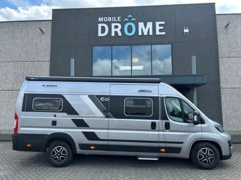 Adria Twin 640 SGX 60 YEARS LENGTE BED, Caravans en Kamperen, Campers, Automaat, Standaard zit, Ringverwarming, Fiat