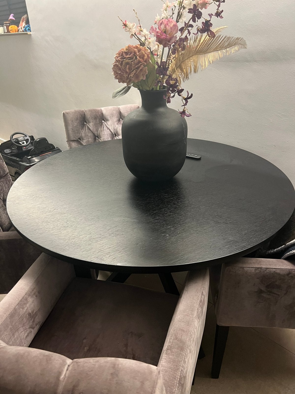 Foto 4 van Moderne zwarte eettafel met spinpoot