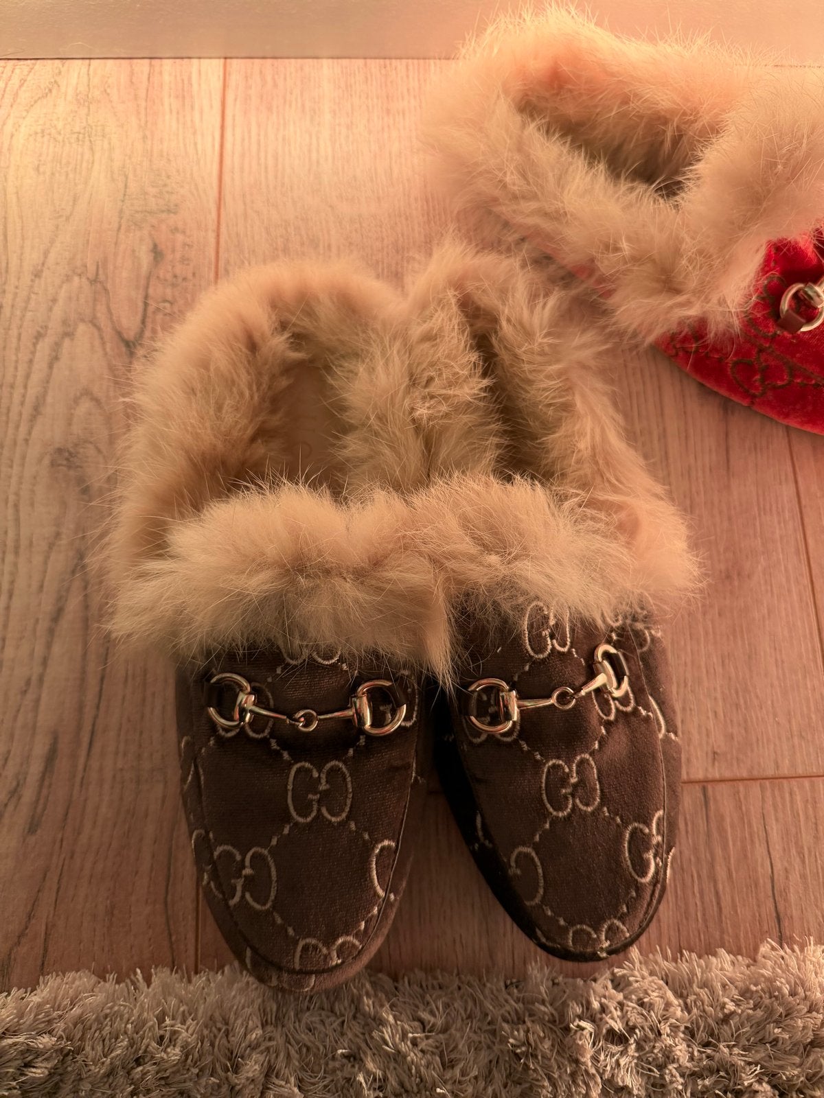 Bruine loafers met bontvoering en goudkleurige details, Ophalen of Verzenden, Gedragen, Bruin, Instappers