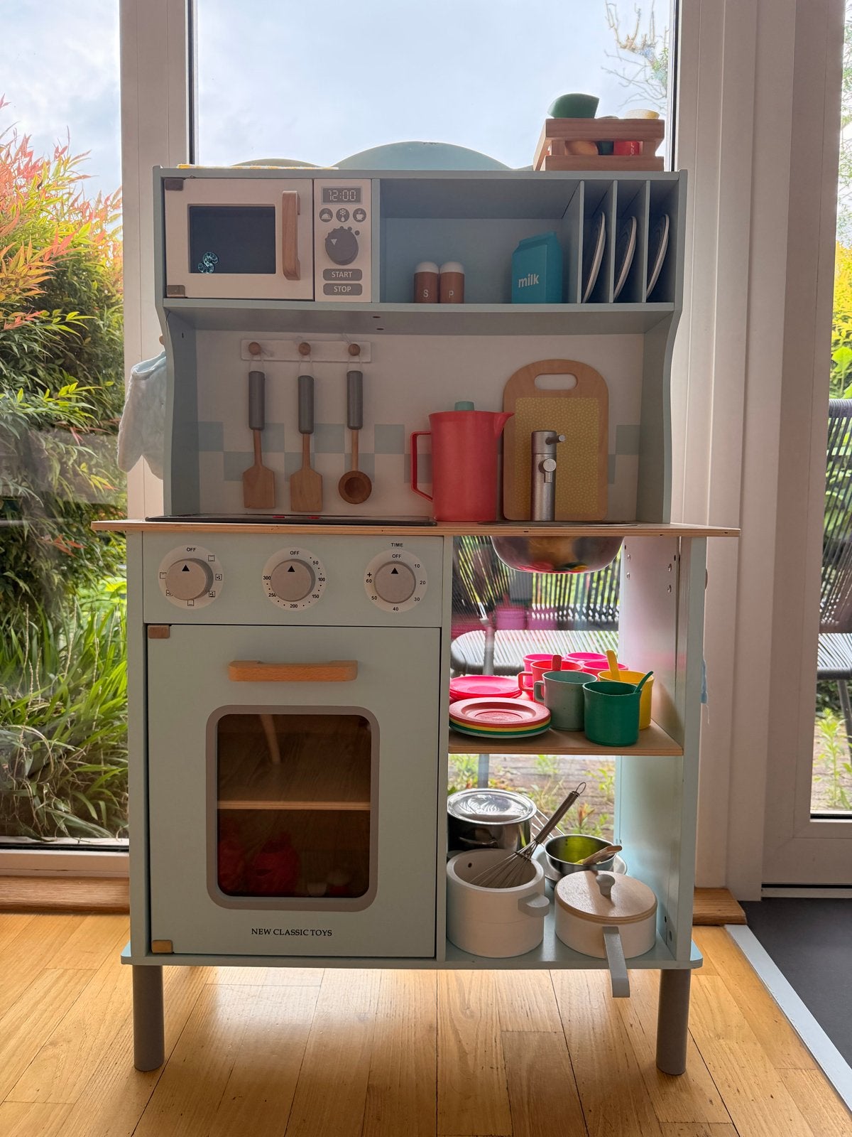 New Classic Toys Speelkeuken met pannen en theesets, Kinderen en Baby's, Speelgoed | Speelkeukens, Ophalen, Gebruikt, Hout, Speelkeuken