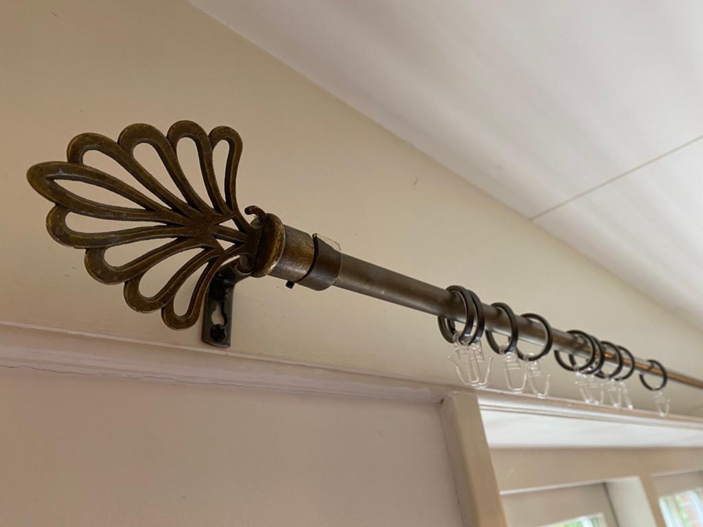 Gordijnroede met decoratieve eindstukken, Ophalen, Gebruikt, Bruin, 150 tot 200 cm