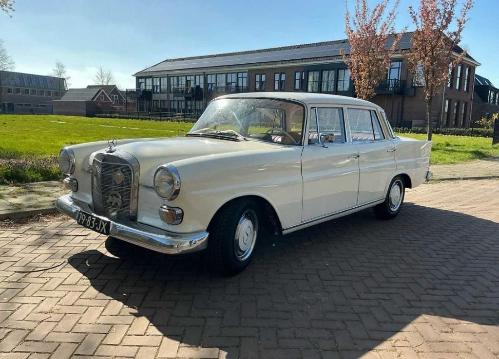 Mercedes-Benz 200-Serie 2.0 200 D 1967, Auto's, Achterwielaandrijving, 54 pk, 4 cilinders, Wit